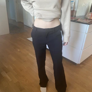 Lågmidjade kostymbyxor - Så så fina kostymbyxor fårn Nelly. Dom är lite slitna längst ned baksida (skickar bilder privat) men annars bra skick💕