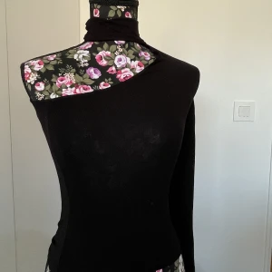 Svart tröja med en arm - Sjukt snygg tröja men lite för tajt på mig!