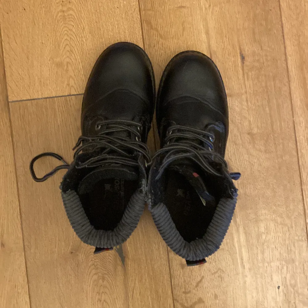 Ett par fina svarta skor i bra skick. Ganska använda och lite smutsiga men går att tvättas. Storlek 36.. Skor.