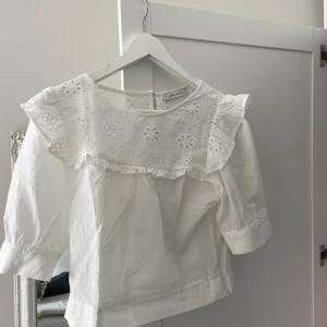 Vit blus - En fin kort blus från zalando. Perfekt till fina middagar och på sommaren.💞✨ Den är instorlek L men liten i storlek. Har själv storlek S i övriga toppar. 
