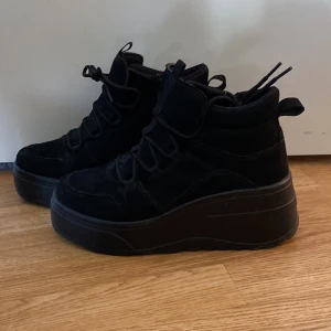Chunky sneakers  - Storlek 39  Använda 1 gång så dom ser ut som nya 