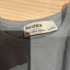 Blå tröja - Fin långarmad ljusblå tröja från bershka. Det är ribbat material och  det är ett tunt material💘