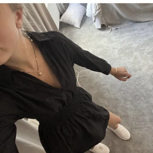 Klänning - Svart klänning från zara. Bara trycka på ”köp nu” för att köpa den