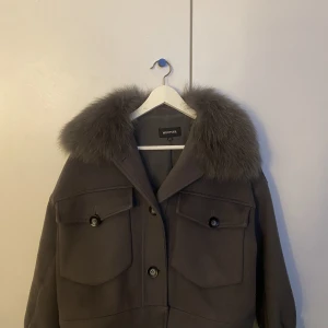 Meotine jacka - Hej! Nu säljer jag min fina meotine jacka i nyskick då jag har tröttnat på den! Pris kan diskuteras!❤️