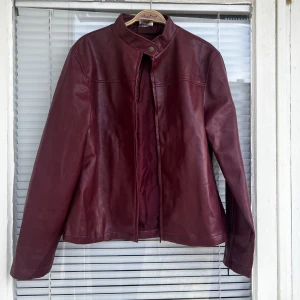 Vintage läderjacka veganskt läder skinnjacka faux leather - Supersöt vinröd läderjacka (fejk läder) säljes! Strl: 36, men upplevs som en S/M. 