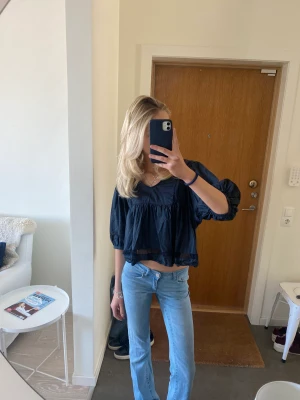 Blus - Så söt blus med broderade detaljer, aldrig använd💕