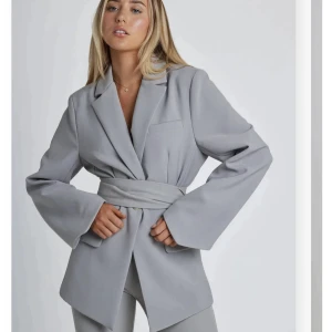 Grå Blazer - Blazer från Zoe Moore. Helt nyköpt, beställde fel storlek, väldigt fin och aldrig använd