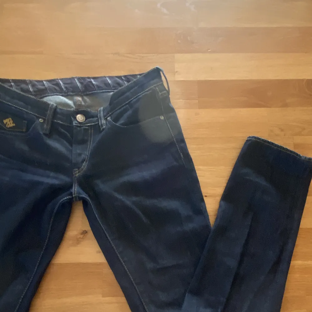 Superfina mörkblå jeans, bootcut💓 . Jeans & Byxor.