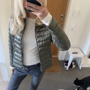 Mörkgrön dunjacka  - Såå fin mörkgrön dunjacka från märket  colynn, aldrig använd 