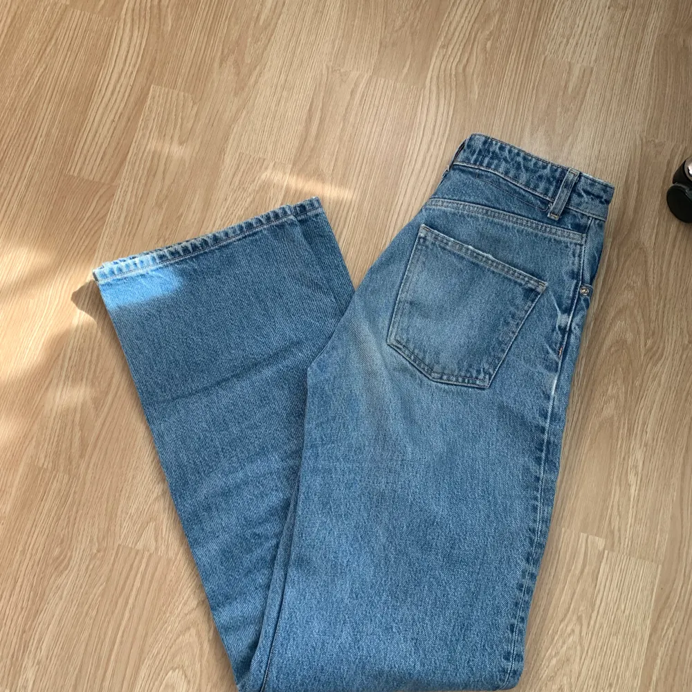 Säljer dessa blåa jeans från zara, då dom är för korta för mig. Jag har använt dom några gånger fast dom är i väldigt bra skick. Dom är i storlek 36 och nypris var runt 500kr så säljer nu för 150kr, tveka inte på att höra av dig vid frågor🤍. Jeans & Byxor.