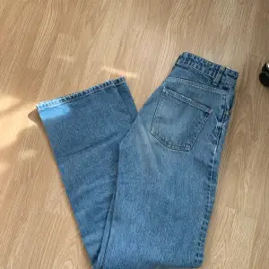 Säljer dessa blåa jeans från zara, då dom är för korta för mig. Jag har använt dom några gånger fast dom är i väldigt bra skick. Dom är i storlek 36 och nypris var runt 500kr så säljer nu för 150kr, tveka inte på att höra av dig vid frågor🤍