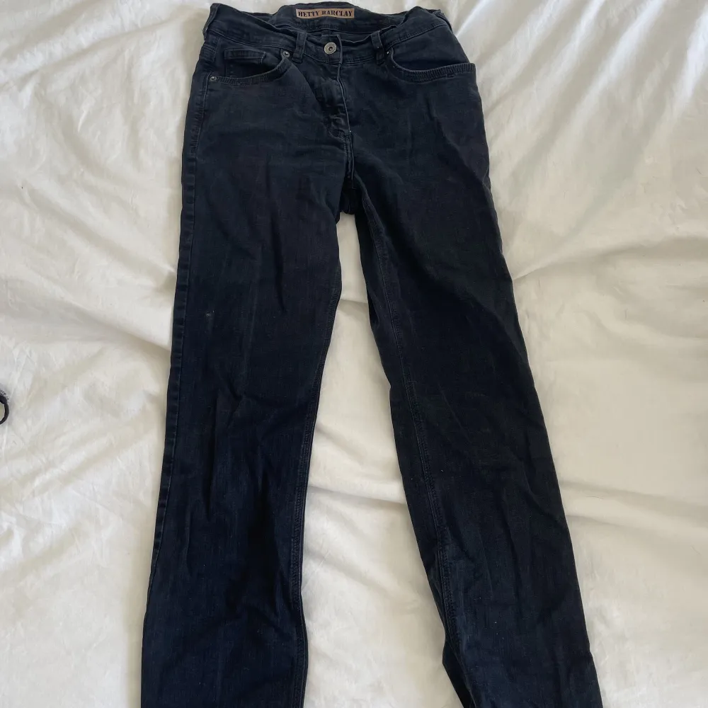 Lågmidjade jeans som passar xs till en mindre s. Jeans & Byxor.