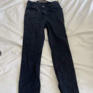 Lågmidjade jeans som passar xs till en mindre s