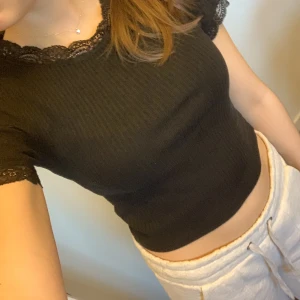 Gullig topp med spets  - Toppen är från zara och verkligen så söt med spets på ärmarna och kragen. Tyvärr kommer den inte till användning och behöver pengar 🤍🤍