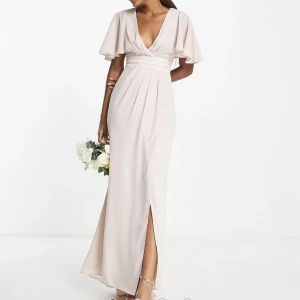 Balklänning  - Säljer min finafina balklänning från förra årets bal. Har endast används en gång och är i jättefint skick.  Den har långt släp och slits samt öppen rygg och är lite gammelrosa.  Nypris - 1100kr men säljer för 850kr.  Skriv till mig för bättre bilder på!🌸