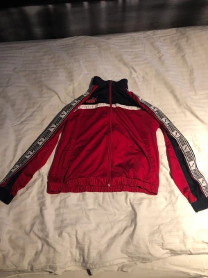 Röd Puma Zip-Up  - Röd Puma Zip-Up 🔥 Storlek L 🔥 Skick 8/10, (kolla slide 3) 🔥