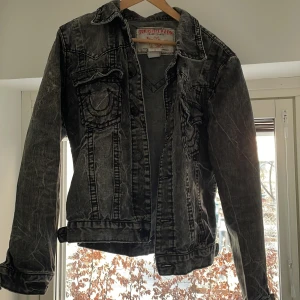 True religion jacka - En true religion jacka som jag köpte nyss, säljer eftersom att den inte passar. Den verkar vara väldigt ny. Kan diskutera pris