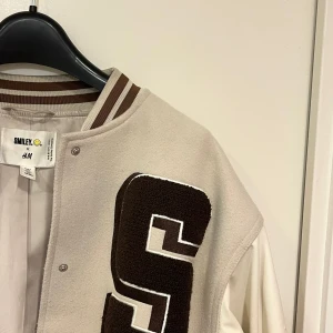 Vårjacka - Vårjacka från H&M som blivit älskad men som jag nu tröttnat på. Nypris 500kr, säljer för 250. 