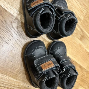 Tvilling skor  - Snygga skor från kavat i stolek 19 och 20. Båda för 550kr 