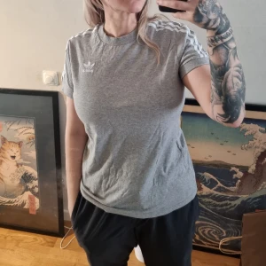 Adidas T-shirt  - Snygg adidas T-shirt med broderad logga! Använd kanske 1-2 gånger. Storleken är small!