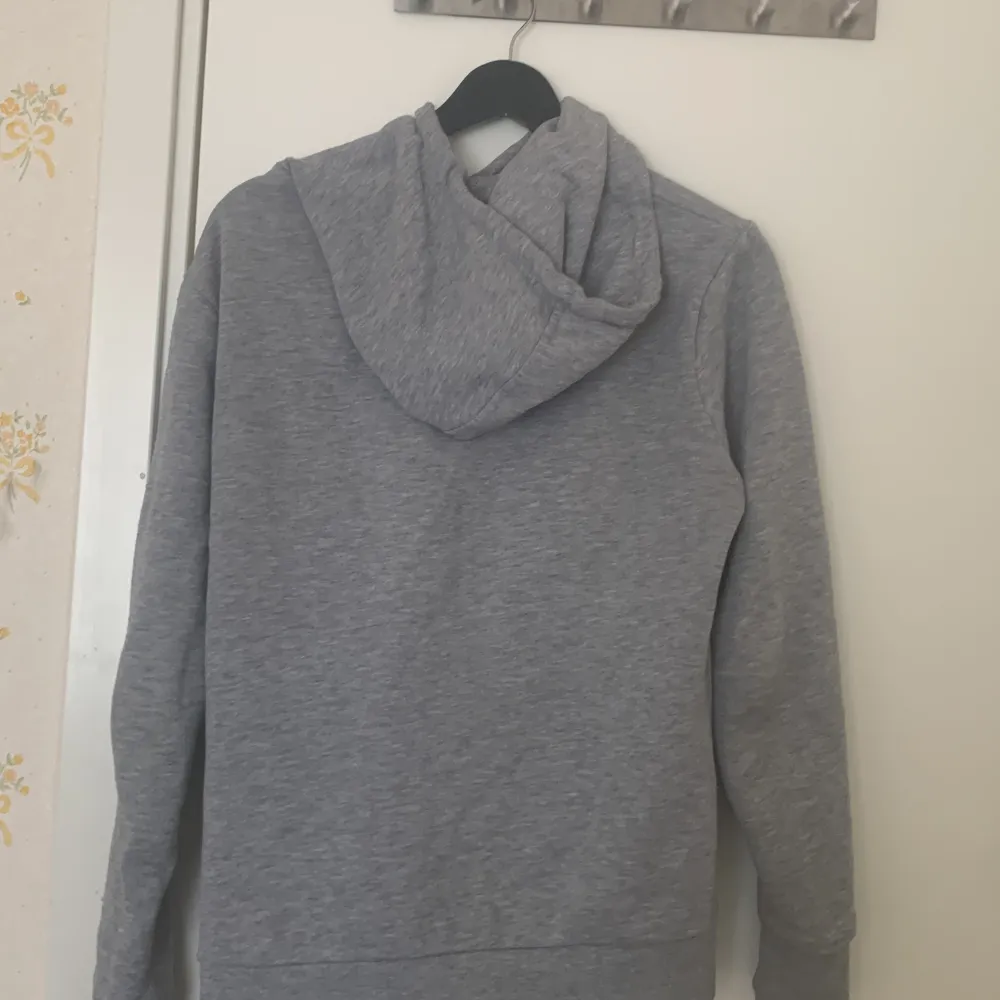 Storlek xs Säljer för att jag köpte fel storlek och tappade bort kvittot  Använt en gång när jag skulle prova den Köpte för 800kr  Pris kan diskuteras vid snabb affär. Hoodies.