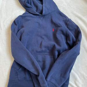 Super mysig hoodie från Ralph Lauren och är så fin att ha till jeans eller kjol! Säljer då den inte kommer till användning! Är i storlek 18/20 XL men jag skulle säga att den är i storlek S! Frakt är 59kr! 💕😍