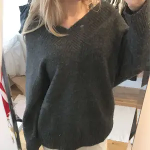 Sjukt snygg grå stickad tröja med vringning!💓 I oversized passform för 165/170