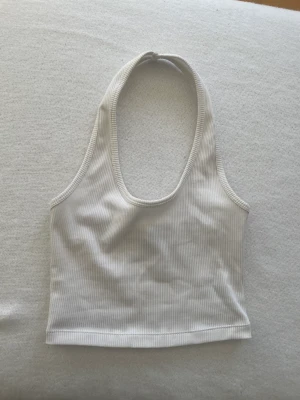 Vit topp - En vit topp/linne som är öppen i ryggen. Köpt på hm och använd endast gång! Strl xs. 49kr☺️