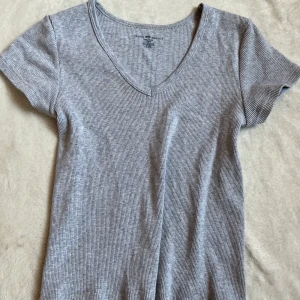 Brandy Melville grå Crop top  - Super fin och snygg crop top från Brandy Melville! Nästan aldrig använd men säljer då den inte kommer till användning! 💕 One size men passsar S. 😍 Frakt är 29kr! 