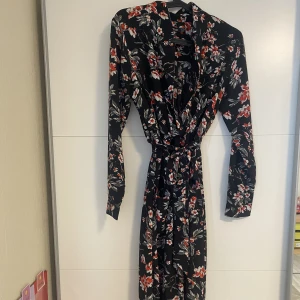 Maxiklänning - Knappt använd, i god skick.