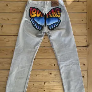 Supercoola jeans med en målad fjäril på rumpan. Gjorda av @cconniechiwaa på instagram. Snarlika sedda på bland annat Matilda Djerf.   Strl S/36