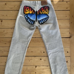 Målade jeans Levis - Supercoola jeans med en målad fjäril på rumpan. Gjorda av @cconniechiwaa på instagram. Snarlika sedda på bland annat Matilda Djerf.   Strl S/36