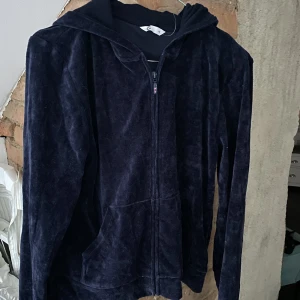 Zip hoodie - Mörkblå ziphoodie från Cubus, i fint skick