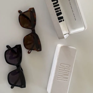 Chimi - Säljer mina älskade chimi solglasögon, då jag tröttnat på färgerna. Hittar ej modellen på nätet, så är antagligen slutsålda, 005. Nypris 1250kr. De bruna har lite repor på glasen men inget man tänker på. Bruna SÅLDA, svarta 550kr. Hör av er vid fler frågo