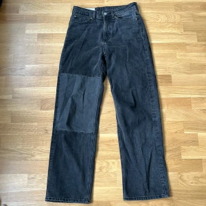 Byxor - Svarta gråa byxor 