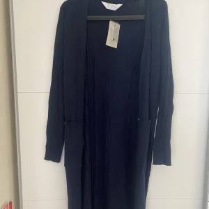 Långa koftor - Helt oanvända långa koftor i grå och marinblå. 100 kr styck.