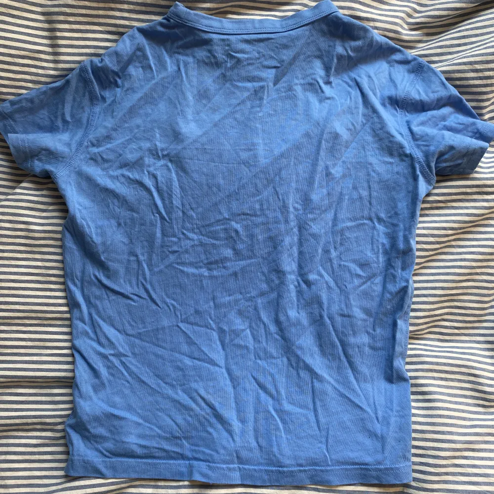En adidas baby-tee i en fin ljusblå färg, knappt använd.. T-shirts.