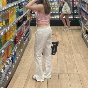 linnebyxa Roxy  - säljer nu mina linnebyxor från Roxy som alltid är slutsålda. Storlek L men har snören och passar även mindre. Använda 2-3 gånger. Lågmidjade, jättesköna och perfekta nu till sommaren🫶🏽 köparen står för frakt, budning om fler intresserade 