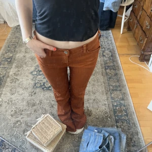 Utsvängda jeans  - Jeans från Replay! Skitsnygga och najs orange färg🔥midjemåttet 38cm och innerbenslängden 82cm