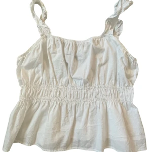 Vitt volang linne - Vitt volang linne Aldrig använt(de va lite stort) Ord:99kr