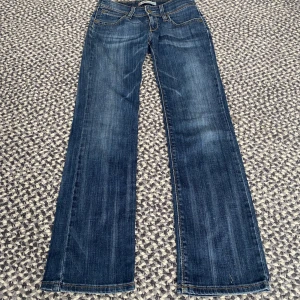 Lågmidjade jeans - As snygga lågmidjade Levis jeans som tyvärr är för små för mig! Skriv om frågor, har tyvärr inga bilde på eftersom dom inte passar mig🫶🫶❤️bra skick💗Midjemått tvärs över: 35cm innerbensläbgd: 75cm ❣️❣️