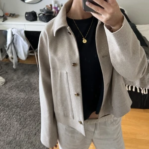 Beige kappa - Intressekoll på denna ursnygga tunna intressekoll på min ursnygga tunna kappa ifrån massimo dutti! Nypris 1500kr och endast använd en gång!! Nyskick❤️‍🔥❤️‍🔥