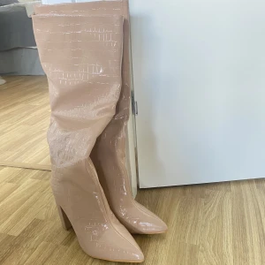 Klackar  - Ett par beigea klackar från shein. Använd 2 gånger och är i bra skick🥰Nypris 200kr. Jätte snygga till festliga tillfällen😊