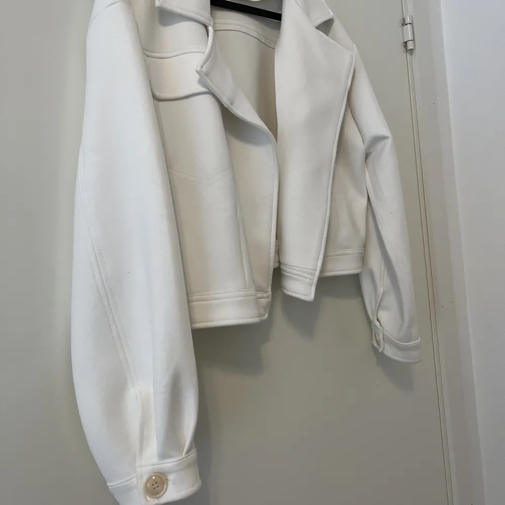 Fin cropped vit satin jacka i nyskick. Jackan är lite oversized. Materialet är luftigt och skön passar perfekt till vår och sommar. . Jackor.