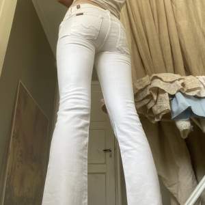Super coola vita lågmidjade jeans !  innerbensmått: 78cm  midjemått: 35cm 