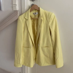 Gul kavaj - En väldigt gul kavaj som är perfekt nu till våren, lagom ’boxy’ och oversized passform. Säljer för 80 kr + frakt☀️ 