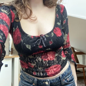 Mesh top - Blommig topp i spets och mesh som är köpt secondhand