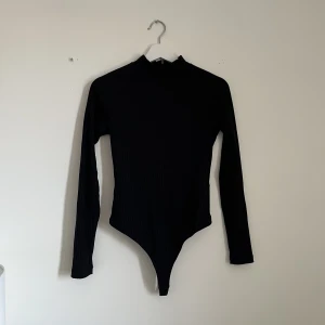 Body - Svart body i ribbad material! 