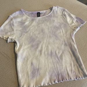 Ribbad tiedye top - Söt ribbad tisha i tiedye mönster, lila och vit! Väldigt skön och har tyckt mycket om den!😊