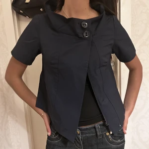 👾Jätte söt jacka 👾 - Marin blå jacka som man kan ha öppen och stängd. Sjukt najs till våren! 